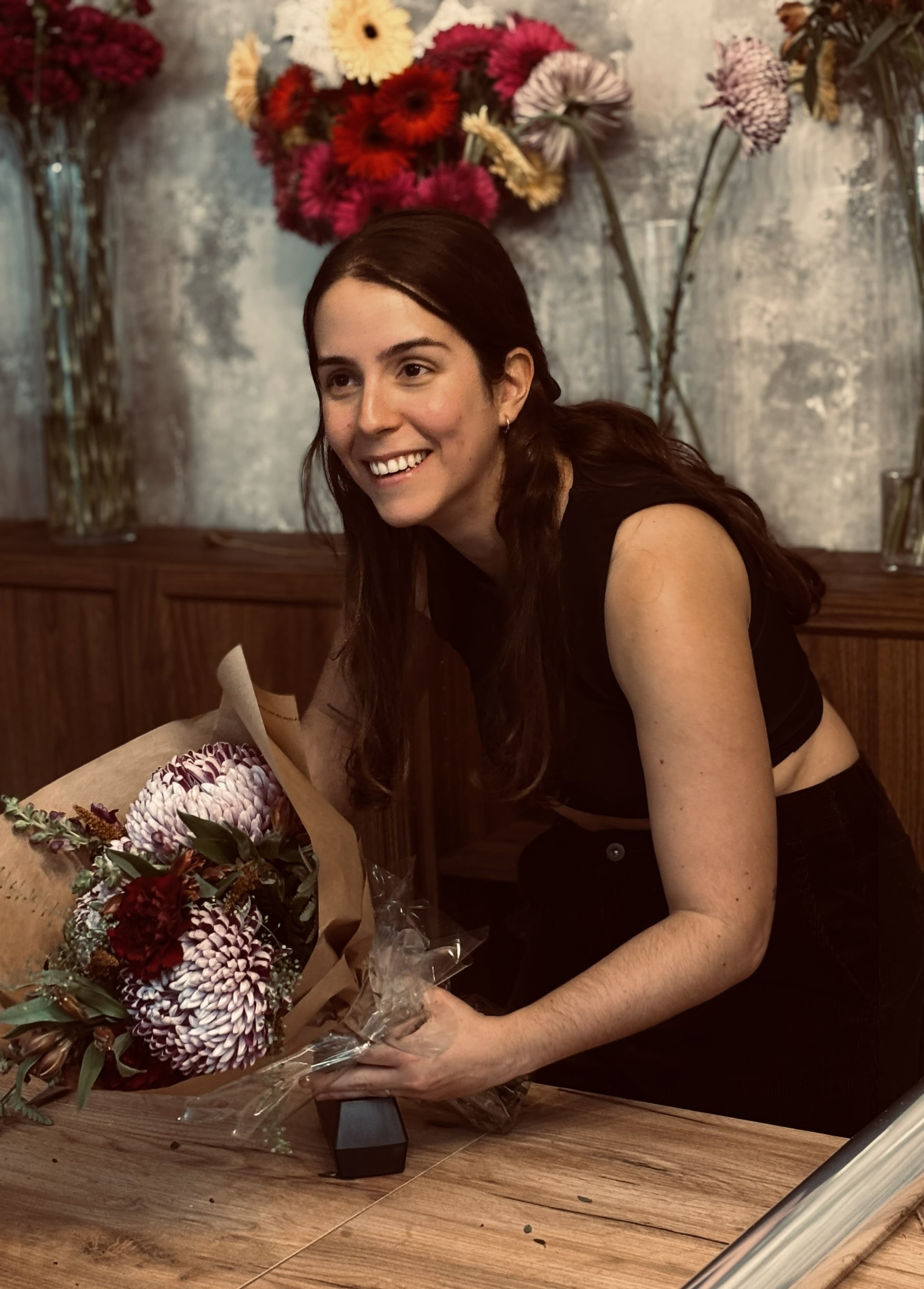 Sofía, fundadora de Lumea Blooms, con un ramo de flores en el taller, junto al Retiro en Madrid